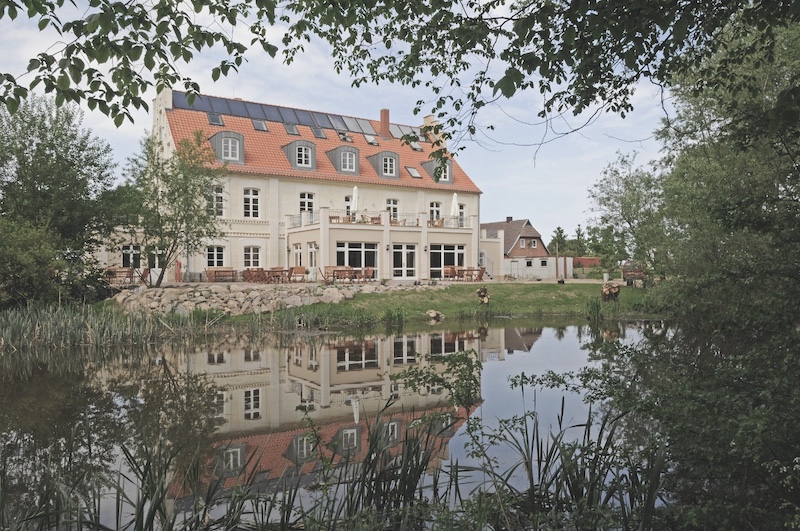 Hotel Gutshaus Parin Ansicht See und Terrasse